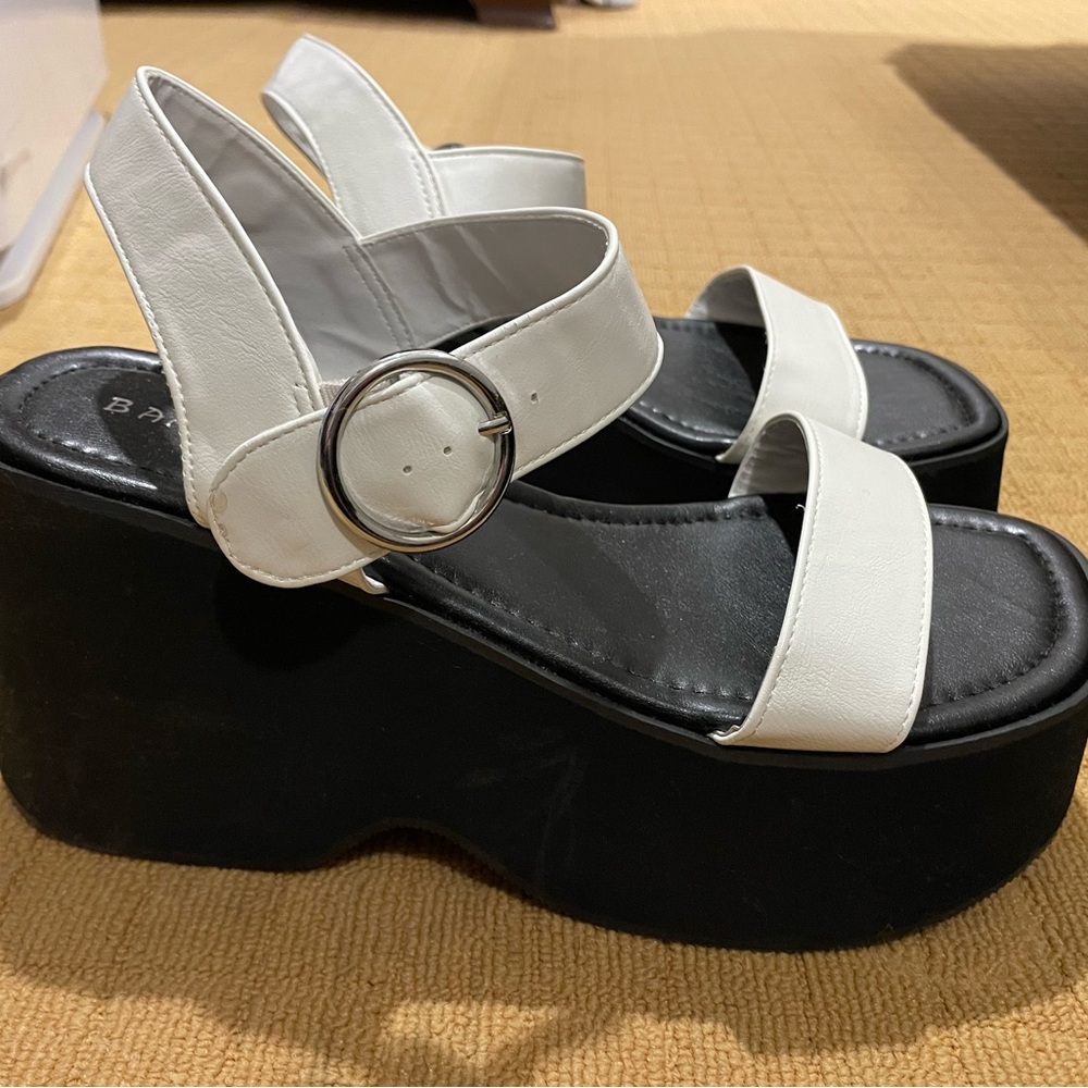 Platform bamboo sandals size 9